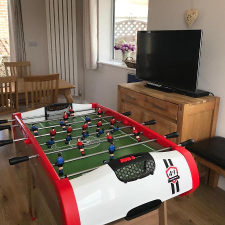 Whitby Spacious Rugby Field Cottage With Off-Street Parking And Ev Fast Point For Electric Cars 외부 사진