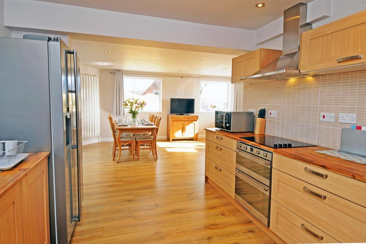 Whitby Spacious Rugby Field Cottage With Off-Street Parking And Ev Fast Point For Electric Cars 외부 사진