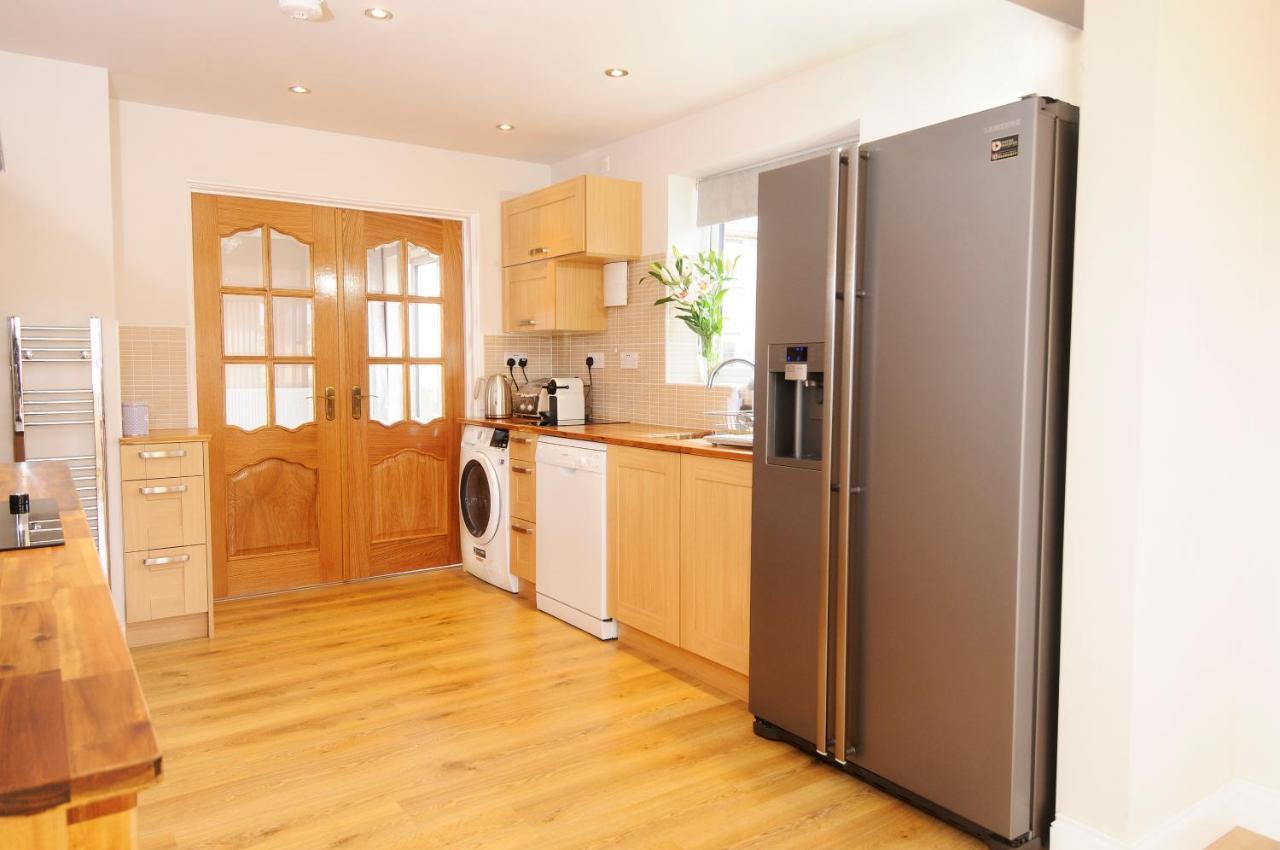 Whitby Spacious Rugby Field Cottage With Off-Street Parking And Ev Fast Point For Electric Cars 외부 사진