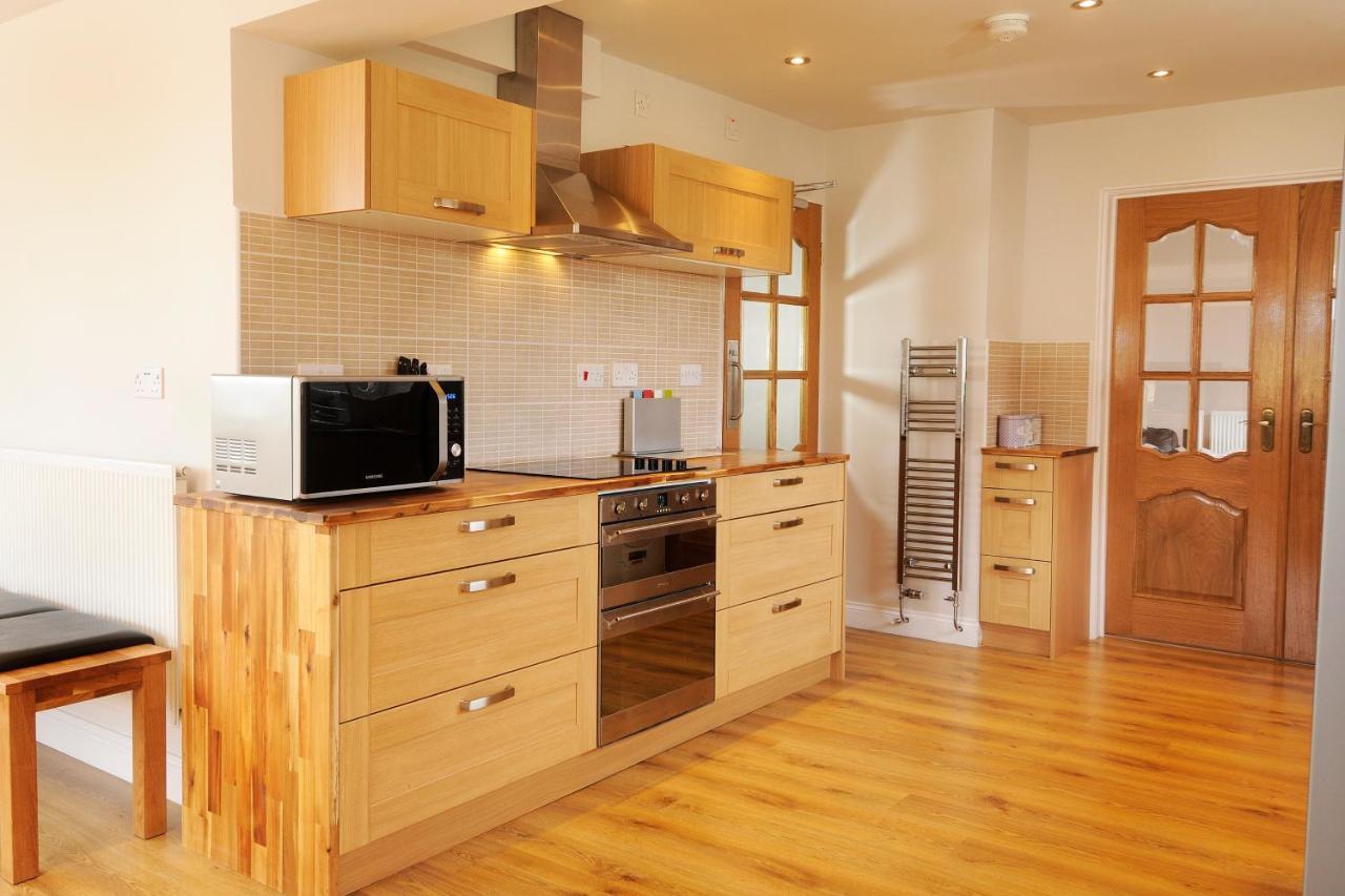 Whitby Spacious Rugby Field Cottage With Off-Street Parking And Ev Fast Point For Electric Cars 외부 사진