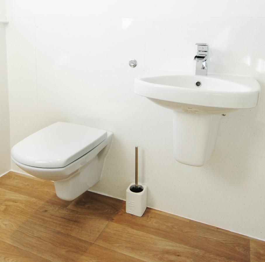 Whitby Spacious Rugby Field Cottage With Off-Street Parking And Ev Fast Point For Electric Cars 외부 사진