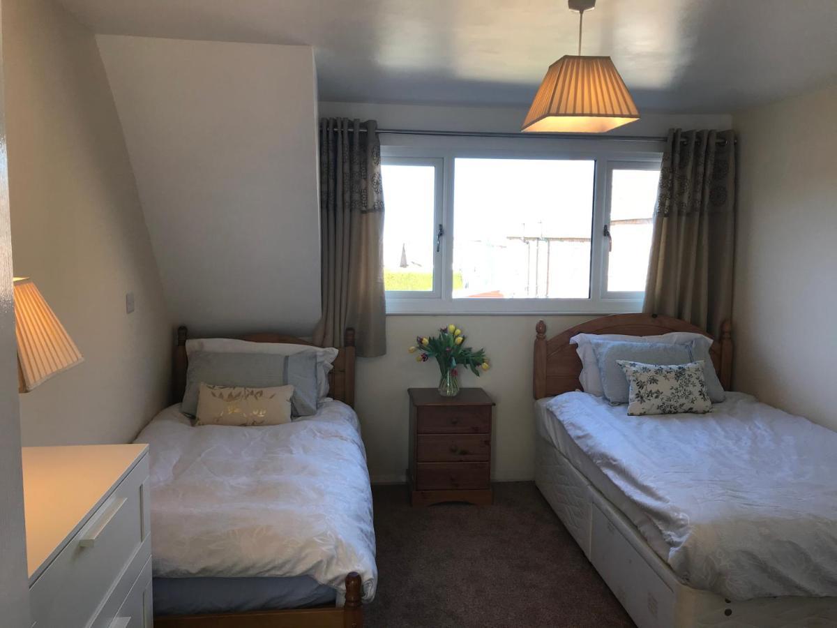 Whitby Spacious Rugby Field Cottage With Off-Street Parking And Ev Fast Point For Electric Cars 외부 사진