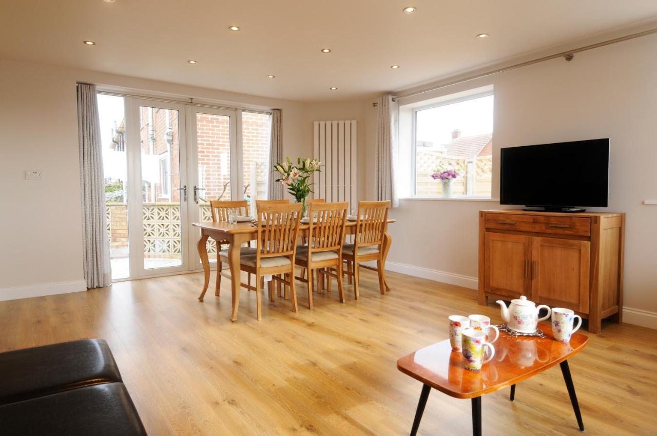 Whitby Spacious Rugby Field Cottage With Off-Street Parking And Ev Fast Point For Electric Cars 외부 사진
