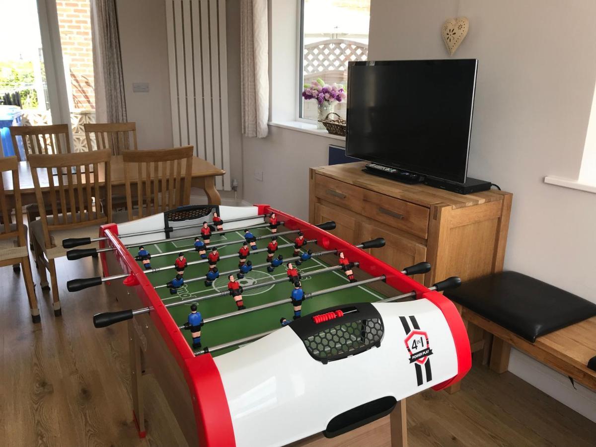 Whitby Spacious Rugby Field Cottage With Off-Street Parking And Ev Fast Point For Electric Cars 외부 사진